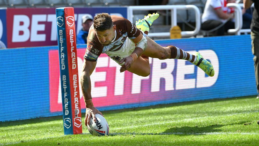 Tommy Makinson scores for St Helens