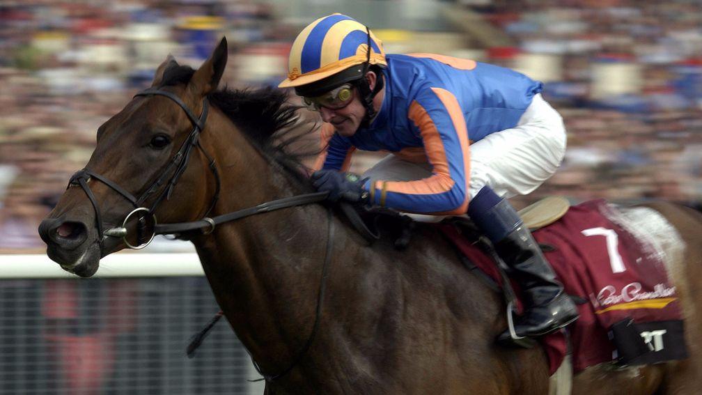 23 Aug  2001:   Mick Kinane and Mozart come home to land The Victor Chandler Nunthorpe  Stakes run at York racecourse .  DIGITAL IMAGE Mandatory Credit: Julian Herbert/ALLSPORT