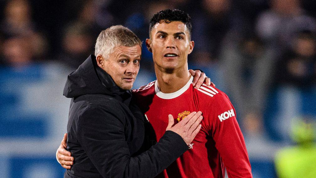 Ole Gunnar Solskaer congratulates Cristiano Ronaldo after the draw at Atalanta