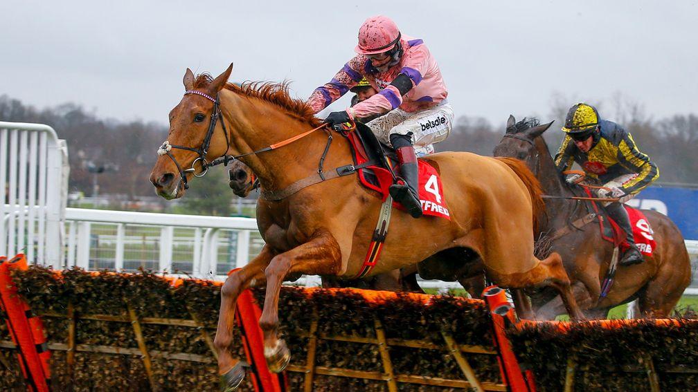 Topofthegame (Sam-Twiston-Davies) winning a competitive handicap hurdle at Sandown. He could go all the way over fences