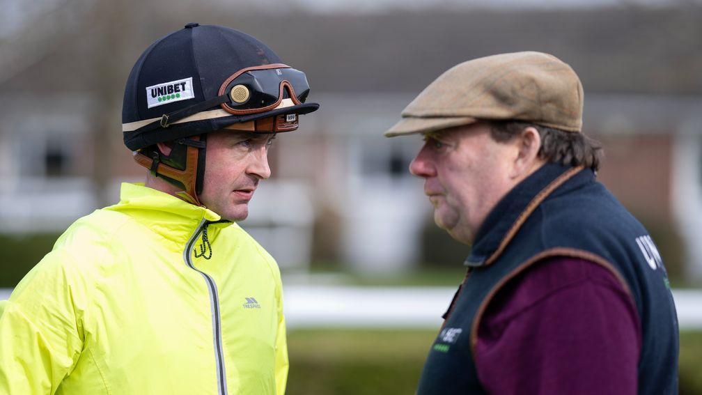 Nico de Boinville debriefs Nicky Henderson after Constitution Hill's disappointing gallop