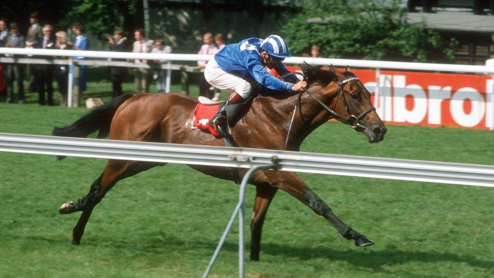 Unfuwain wins the 1988 Princess of Wales's Stakes at Newmarket under Willie Carson