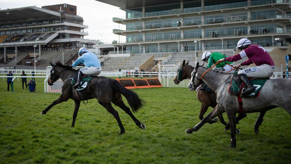 The Shunter is not for catching up the hill as Top Notch and Farclas chase in vain