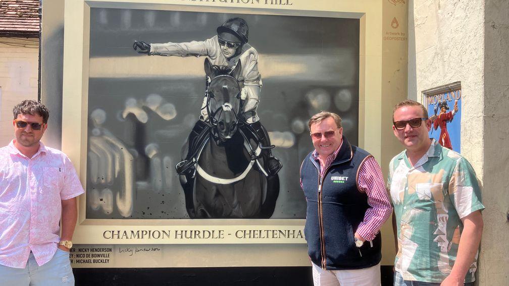 Artist Ed Russell (left) with Wheel landlord Dave Geddes (right) and Constitution Hill's trainer Nicky Henderson 