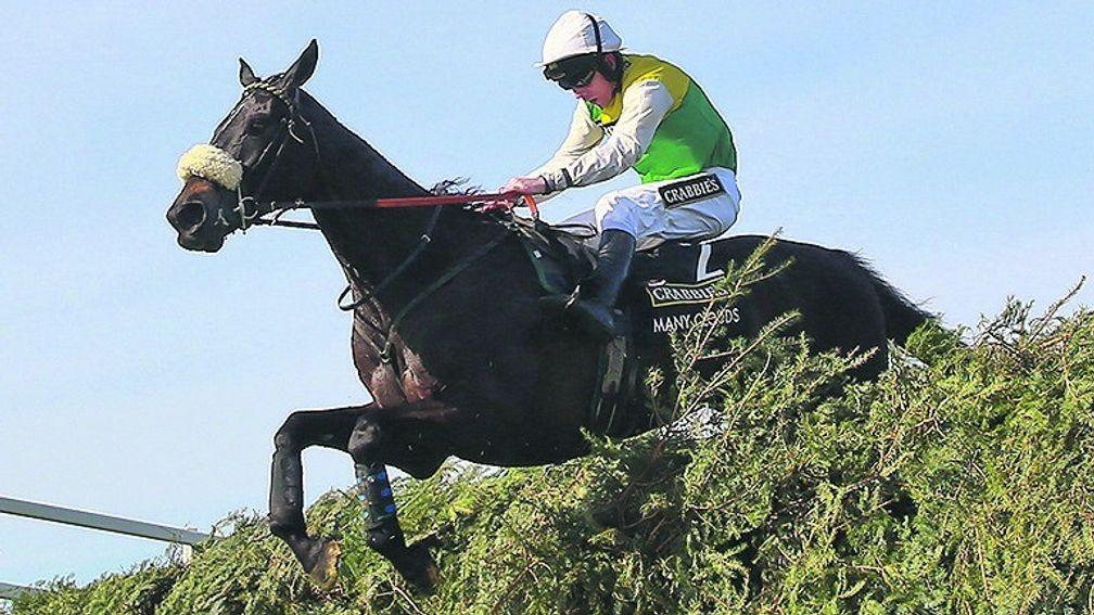 Many Clouds on his way to his great weight-carrying win in the 2015 Grand National