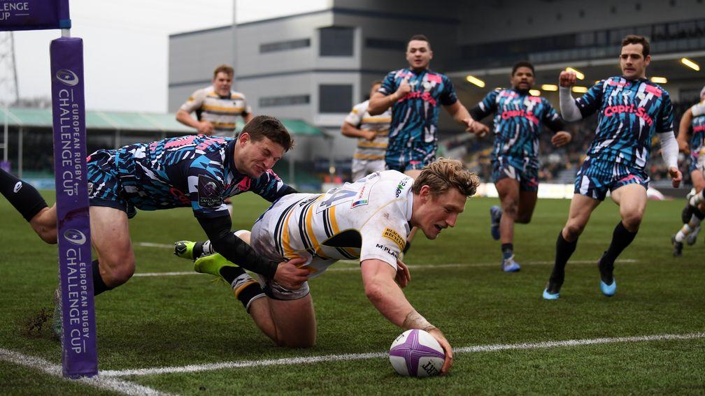 Worcester score a try against Stade Francais