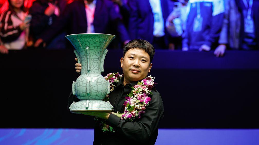 Zhang Anda lifting the International Championship trophy