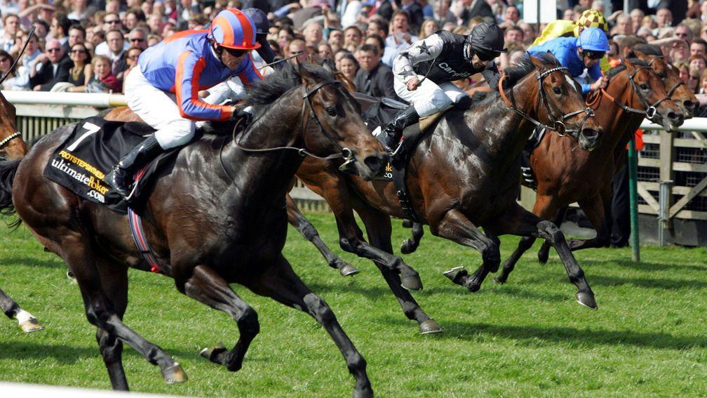 Dubawi (blue cap, far side) finishes fifth behind Footstepsinthesand (near side) in the 2005 2,000 Guineas