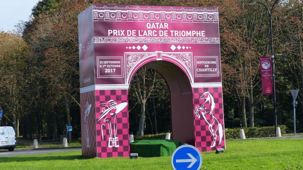 Arc de Triomphe replica on a roundabout in Chantilly