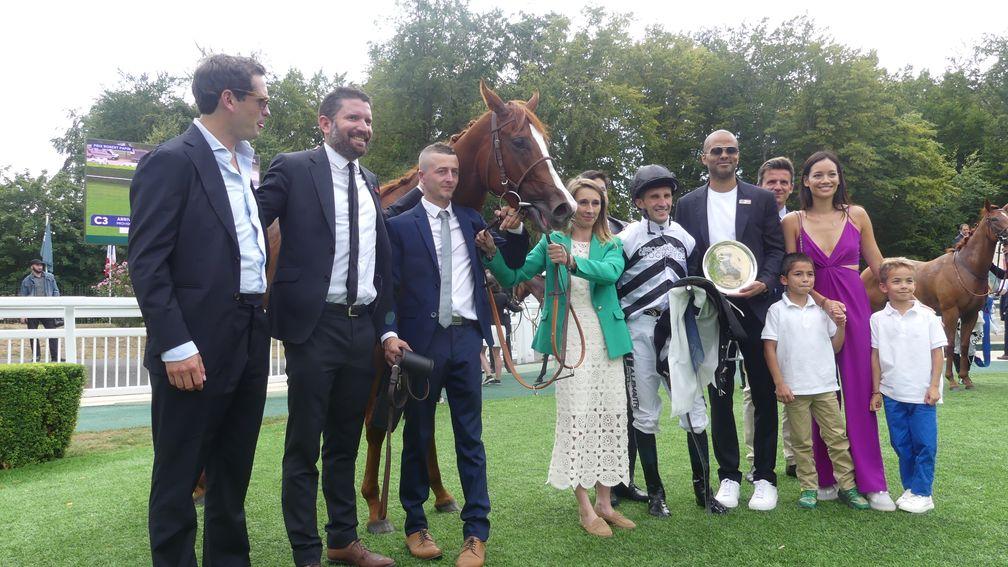 Tony Parker (holding the trophy) with Ramatuelle after winning the Prix Robert Papin