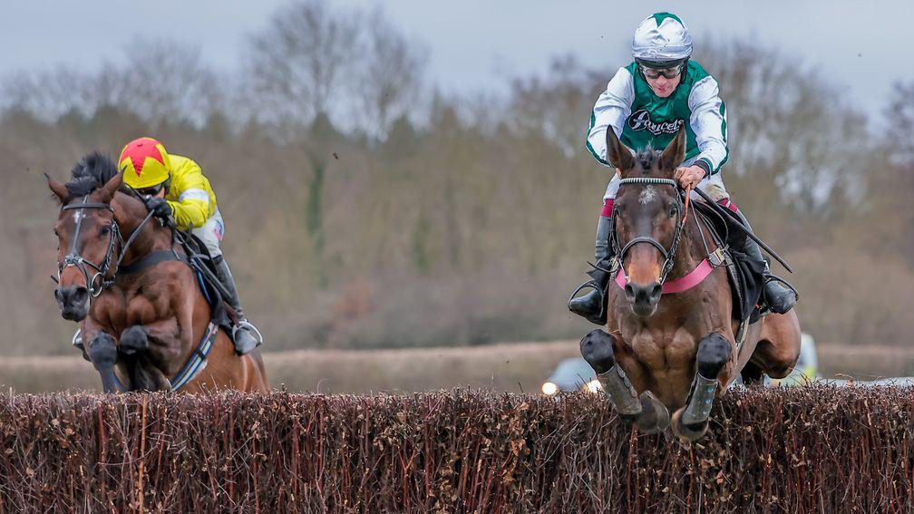 L'Homme Presse (right) wins the Fleur de Lys Chase at Lingfield