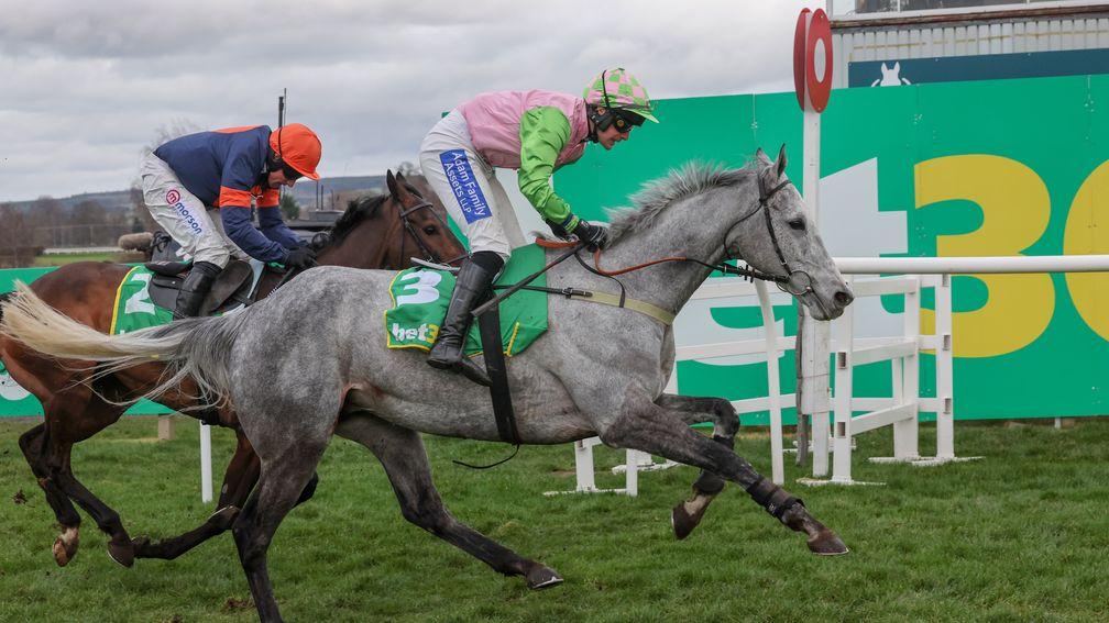 Empire Steel catches Le Milos near the finish in the bet365 Premier Chase  