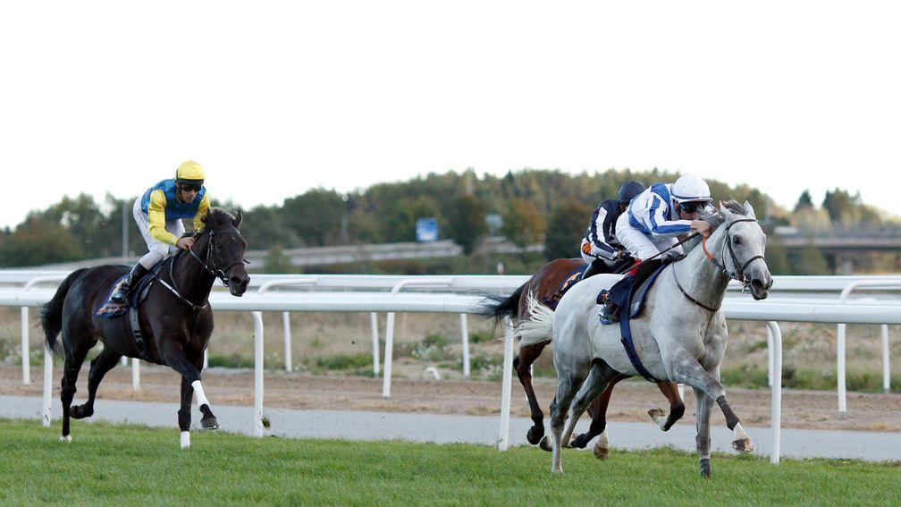 Thundering Blue and Fran Berry win the Stockholm Cup International from Crowned Eagle and Our Last Summer