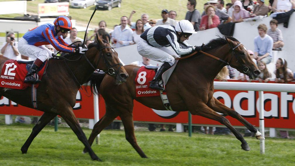 Light Shift and Ted Durcan win the 2007 Oaks from Peeping Fawn