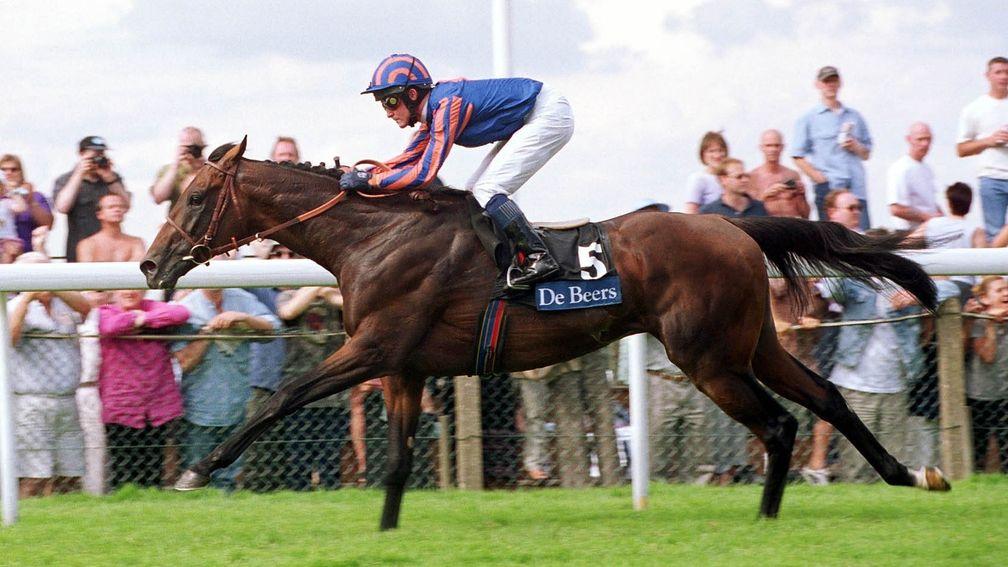 Montjeu wins the 2000 King George VI And Queen Elizabeth Stakes