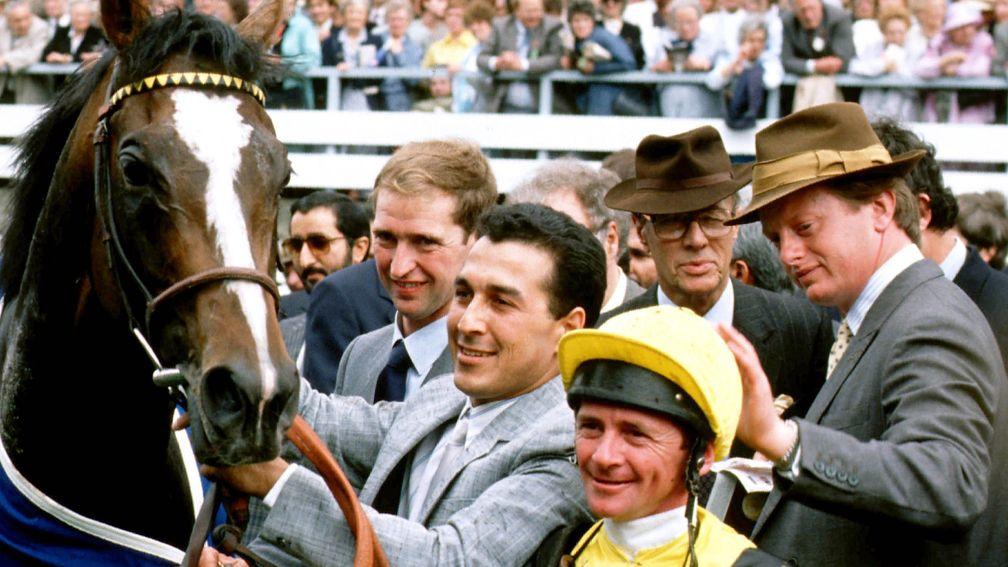 Alec Stewart (right) in the winner's enclosure with Mtoto and Michael Roberts after the 1988 King George