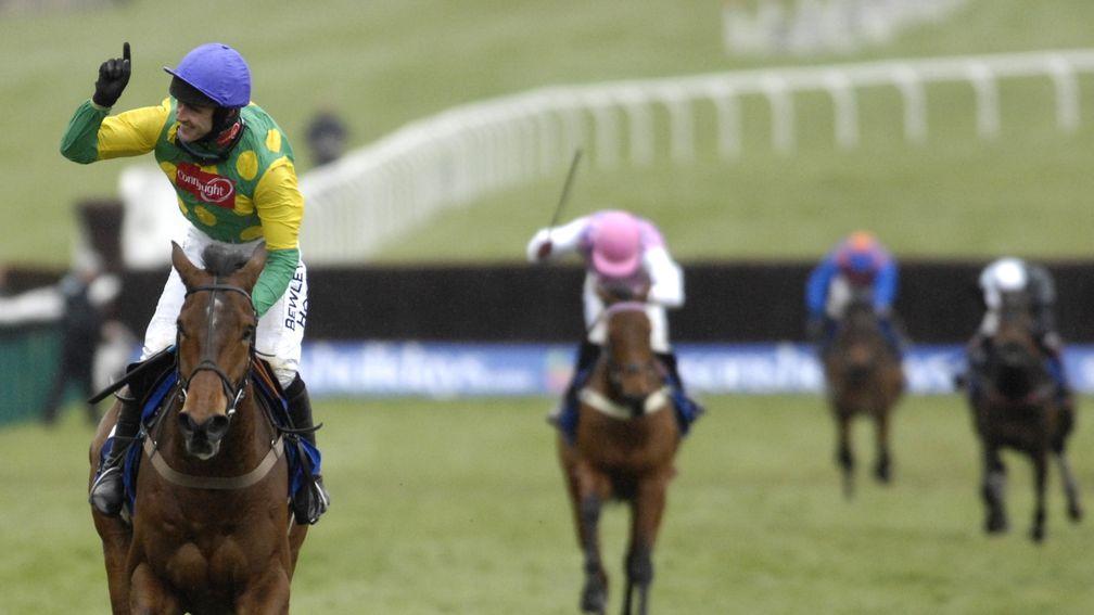 Master Minded and Ruby Walsh put up a breathtaking performance to win the 2008 Champion Chase