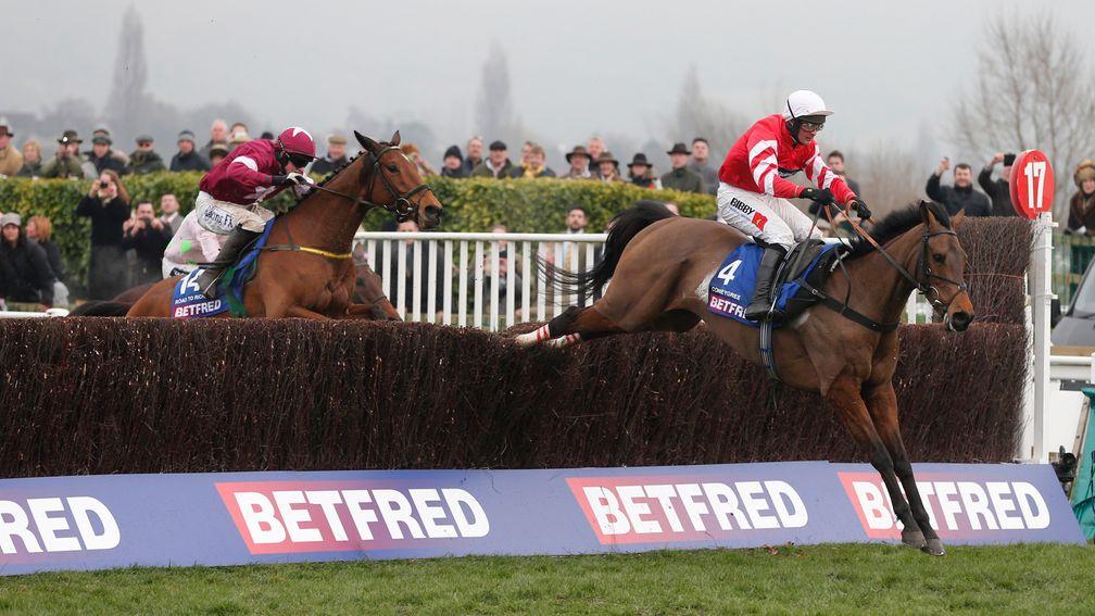 Coneygree leads the field on his way to winning the 2015 Cheltenham Gold Cup