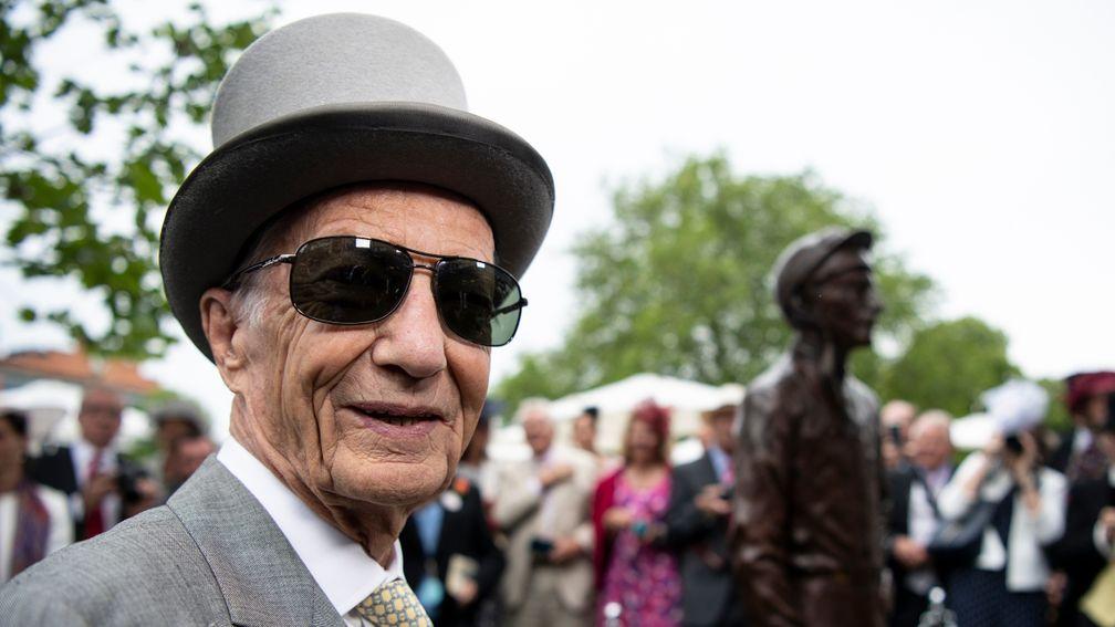 Lester Piggott unveils his statue on the first day of the royal meetingAscot 18.6.19 Pic: Edward Whitaker
