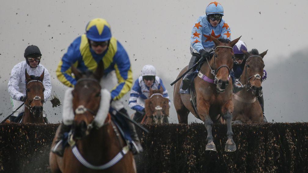 Speredek leads Un De Sceaux in the Clarence House Chase