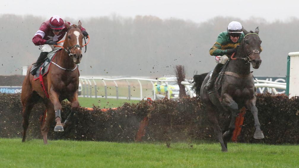 Buveur D'Air (right) quickens away from Samcro in last year's Fighting Fifth
