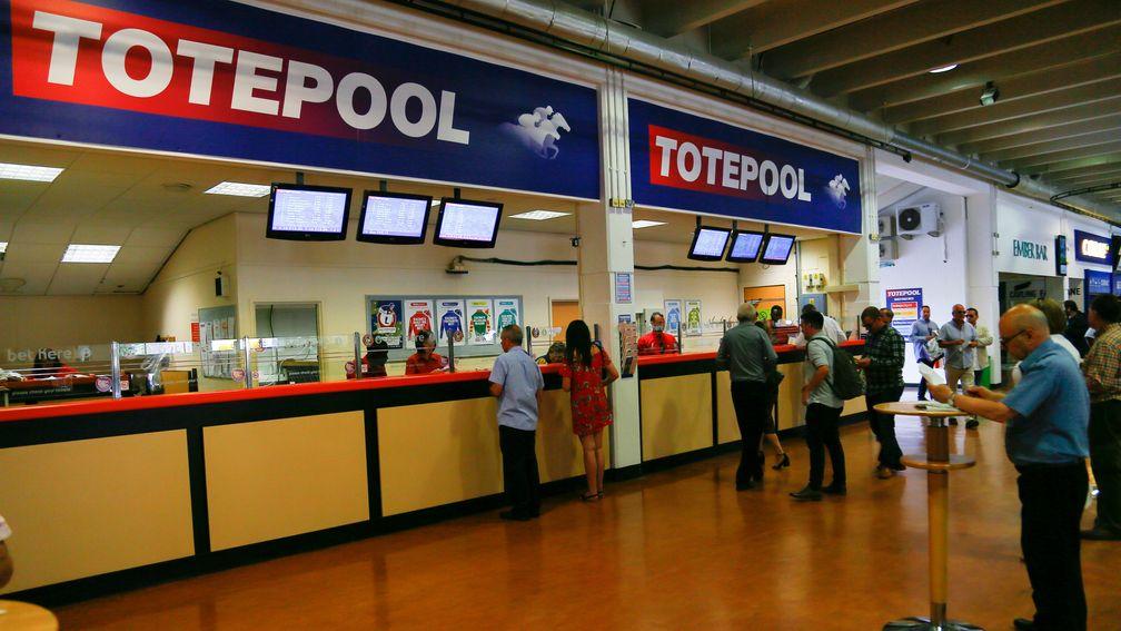 A huge Tote jackpot of over £740,000 was claimed at Kempton on Wednesday evening