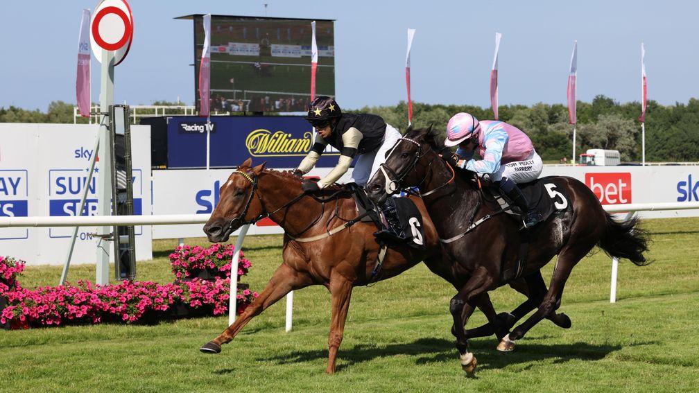 Tommy G (left) holds on under Gianluca Sanna to deny Six Strings at Musselburgh