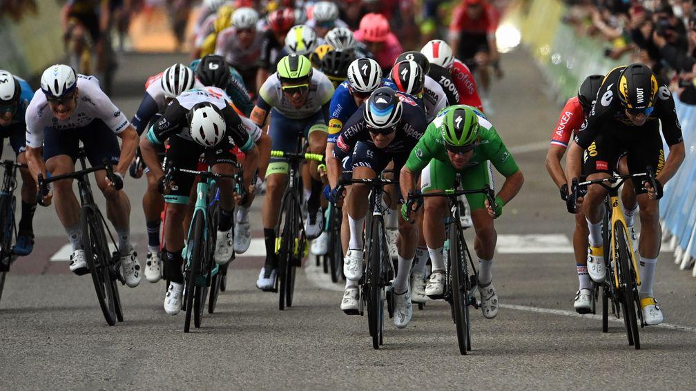 Mark Cavendish (in green) sprints to victory on stage ten