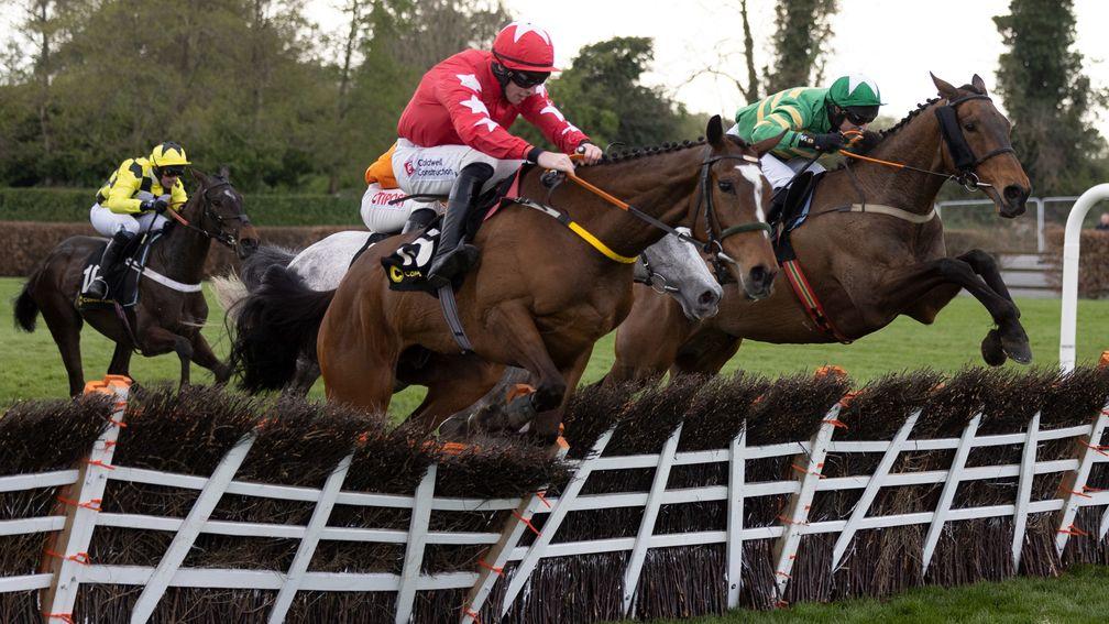 A Great View (right) and Mark Walsh wins the Conway Piling Handicap Hurdle.Punchestown FestivalPhoto: Patrick McCann/Racing Post28.04.2022