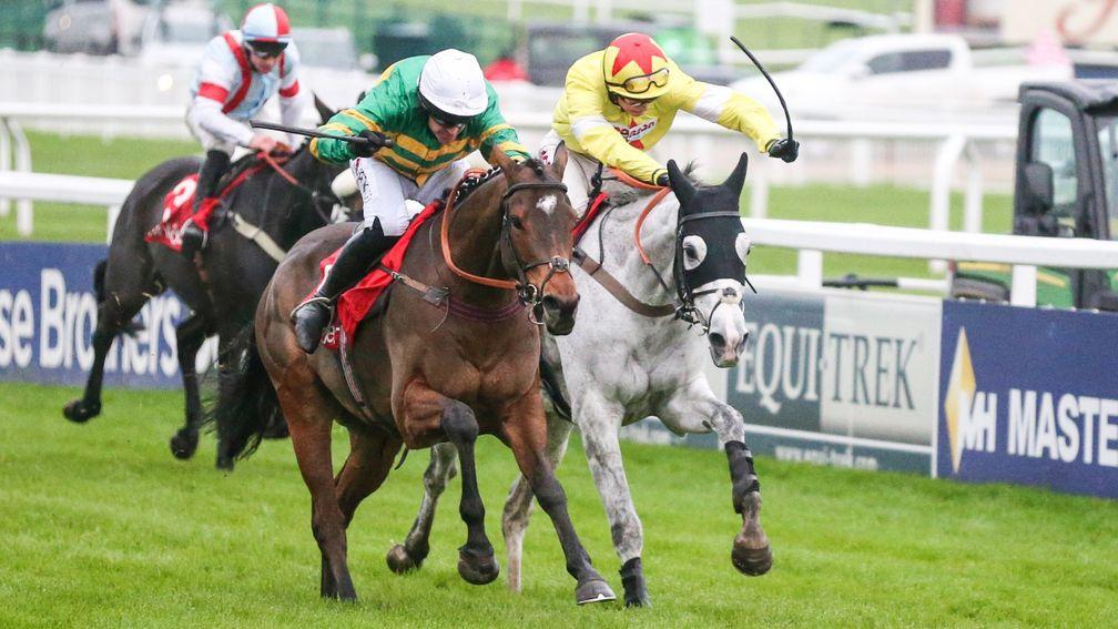 Defi Du Seuil (left) and Politologue (right) battle it out in the Shloer Chase
