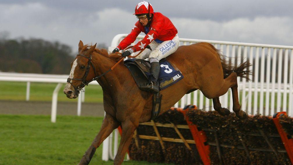 Sire De Grugy on his way to winning the Dovecote at Kempton in 2011