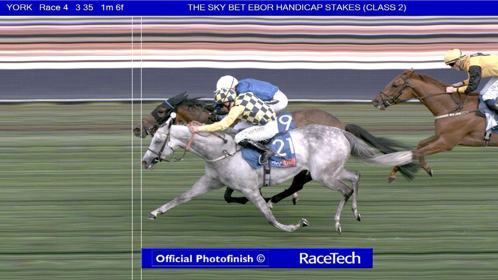 The photo-finish confirms Trawlerman's short-head defeat of Alfred Boucher