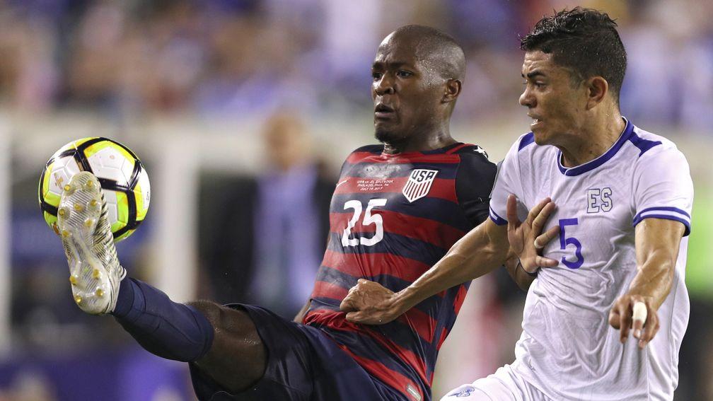 USA's Darlington Nagbe battles for the ball against El Salvador