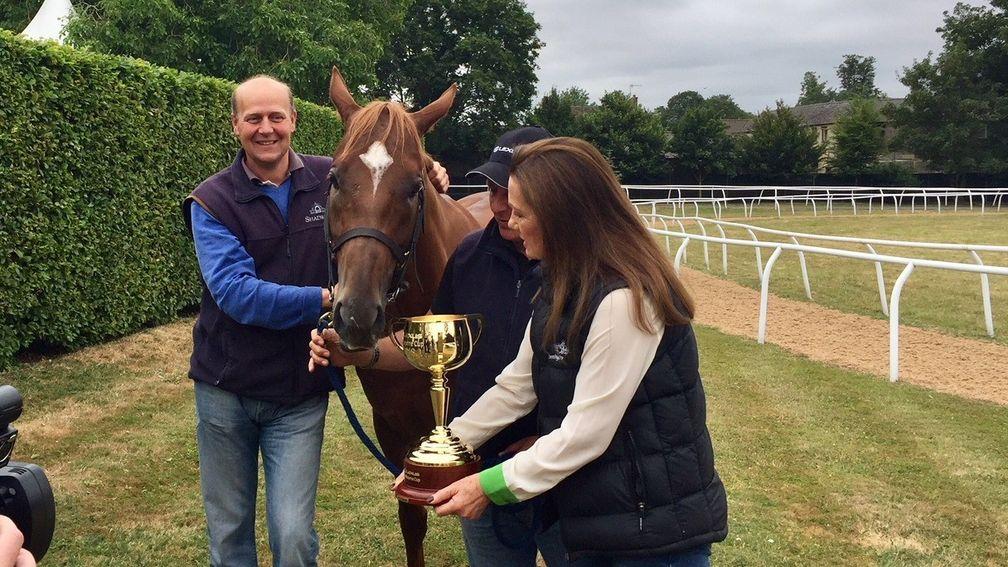 Ed Dunlop poses with Red Verdon and the Melbourne Cup