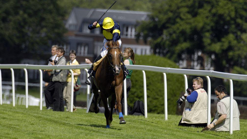 Ryan Moore steers Notnowcato to victory in the 2007 Coral-Eclipse