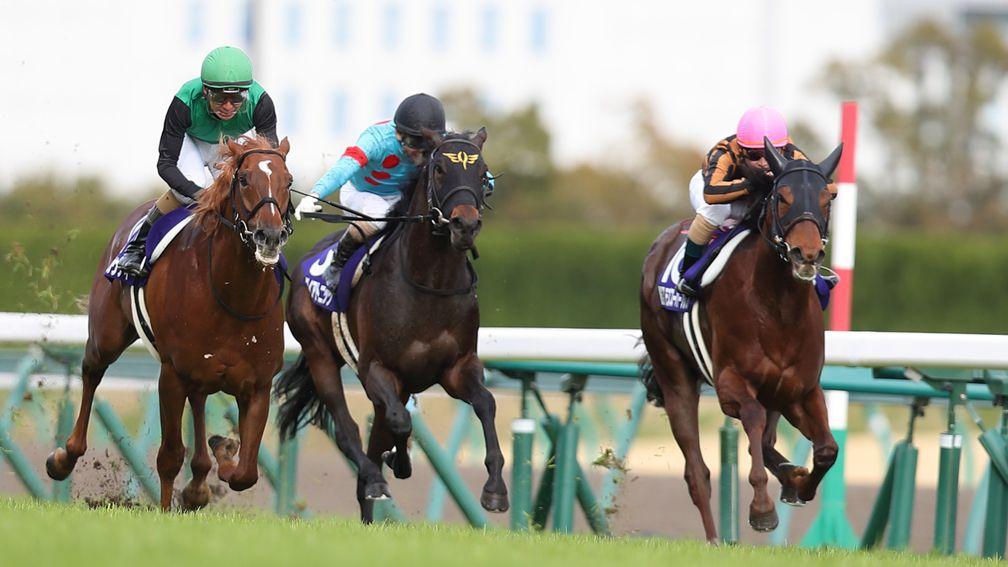 Mozu Superflare (right) was promoted to first in the Takamatsunomiya Kinen