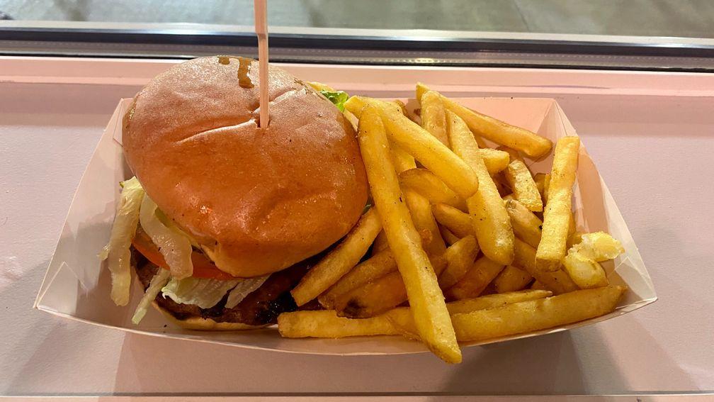 Gourmet Burger : very tasty with plenty of 'skin on' fries