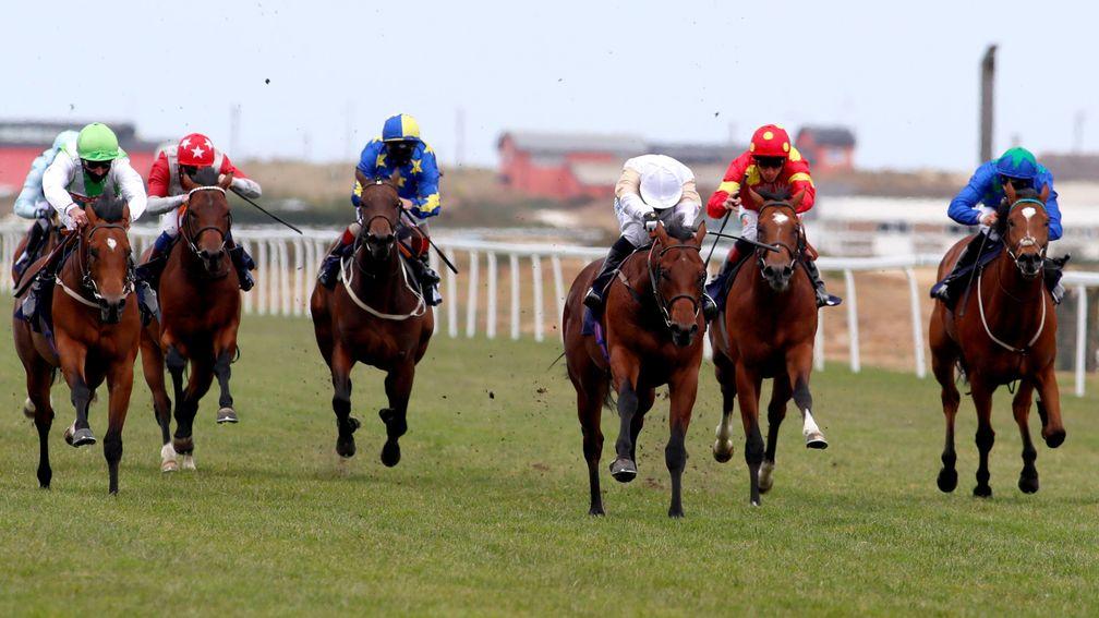 The Lir Jet (centre, light colours) makes a winning debut for trainer Michael Bell at Yarmouth