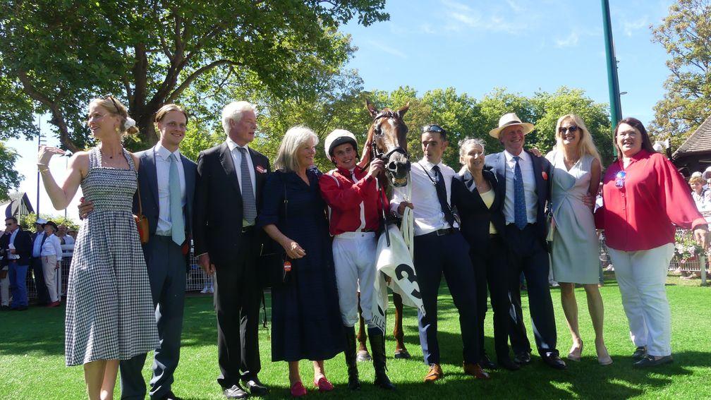Connections pose for a photo with Prix Rothschild winner Saffron Beach