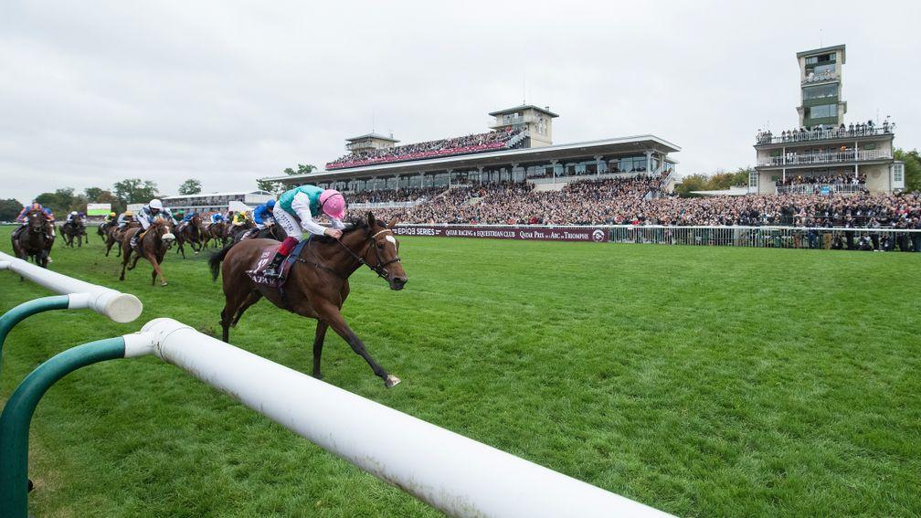 Enable wins the Prix de l'Arc de Triomphe at its temporary home, the beautiful Chantilly, in 2017