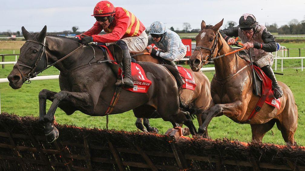Teahupoo (right) chases down Klassical Dream to win the Hatton's Grace