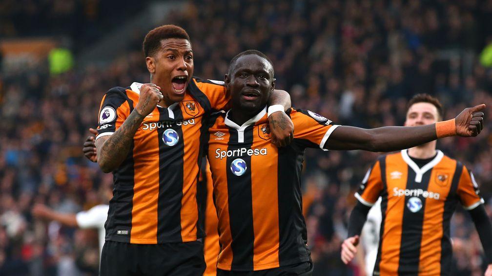 Oumar Niasse (right) celebrates with Hull team-mate Abel Hernandez
