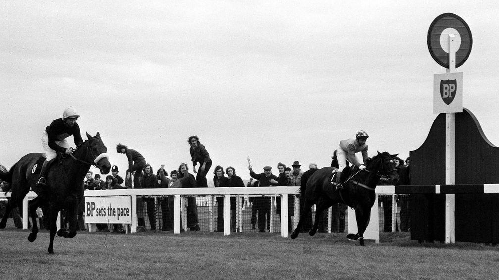 Crisp and Richard Pitman (farside) come agonisingly close to Grand National victory