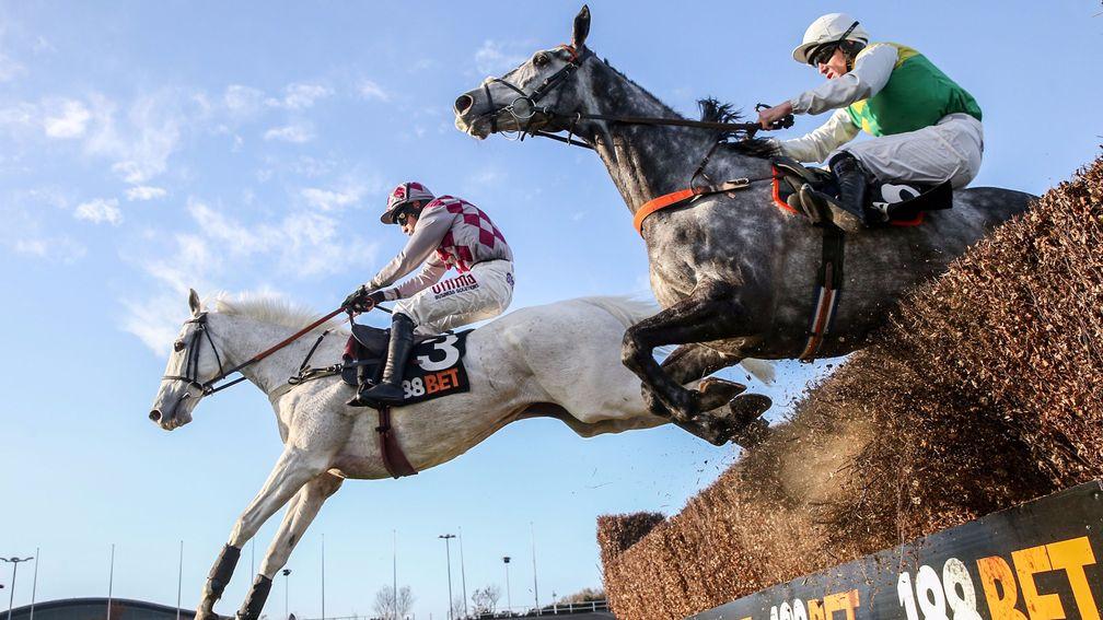 Smad Place (left) has the edge over Cloudy Dream in the Old Roan Chase