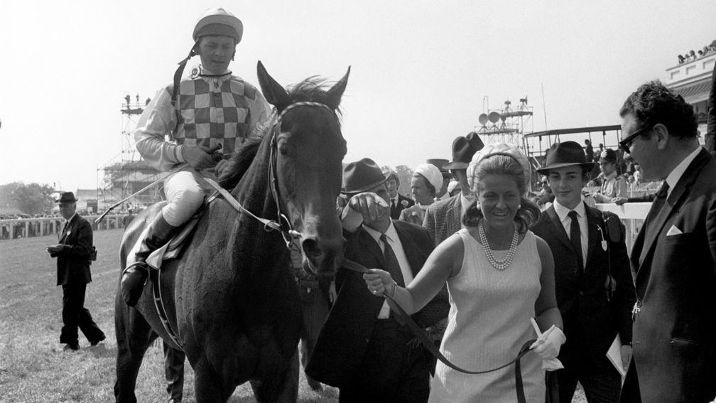 Sandy Barclay returns victorious on Lupe after winning the 1970 Oaks at Epsom