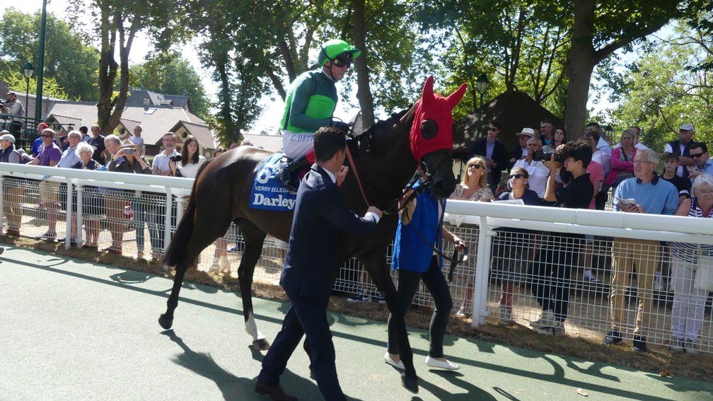 Verry Elleegant and Frankie Dettori head to the start at Deauville