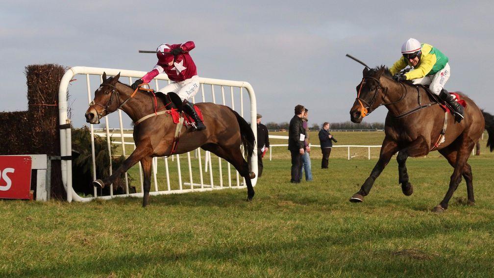 Sizing John (right) lands the Kinloch Brae Chase at Thurles