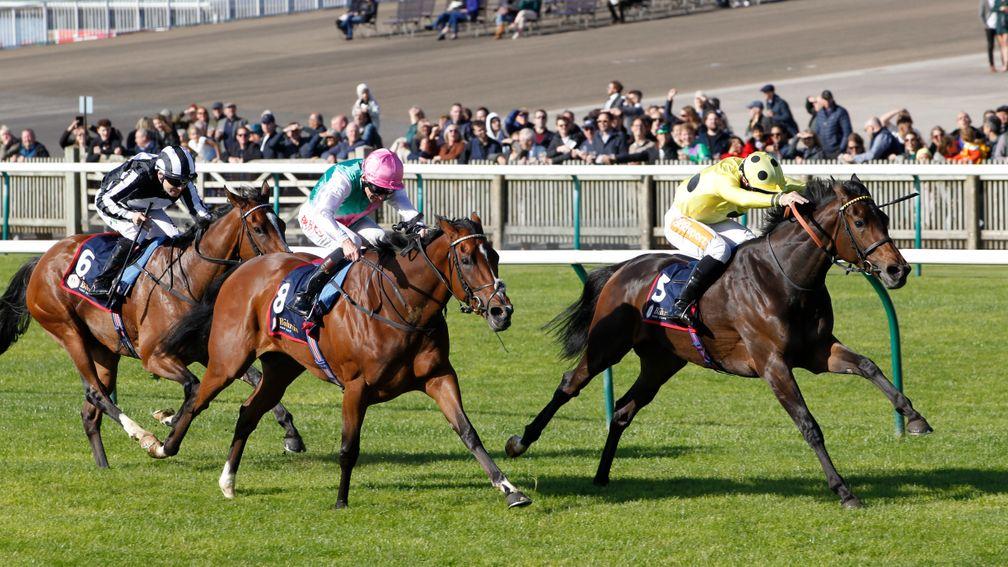 Fonteyn (right): holds on from Laurel to win the Sun Chariot