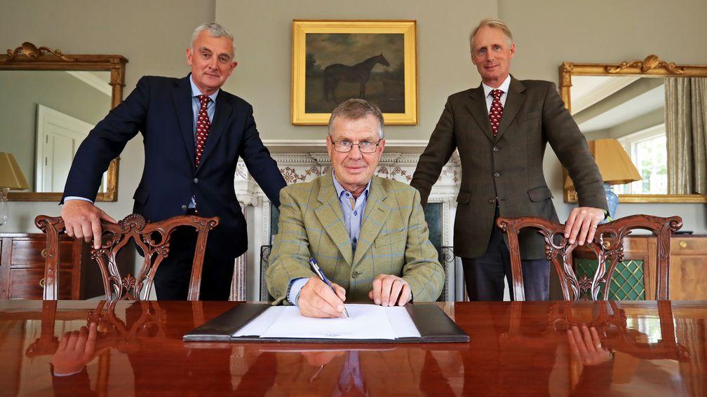 Martin Donohoe of Goresbridge flanked by Tattersalls Ireland CEO Matt Mitchell and Tattersalls chairman Edmond Mahony