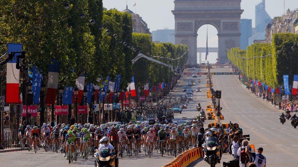 PARIS, FRANCE - JULY 22:  The peloton makes its way down the Champs-Elysees during the twentieth and final stage of the 2012 Tour de France, from Rambouillet to the Champs-Elysees on July 22, 2012 in Paris, France.  (Photo by Doug Pensinger/Getty Images)
